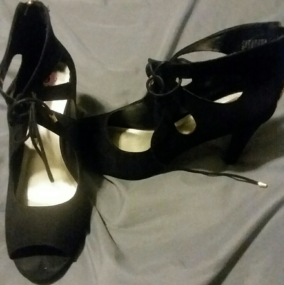 Shoes - Picture 3 of 4